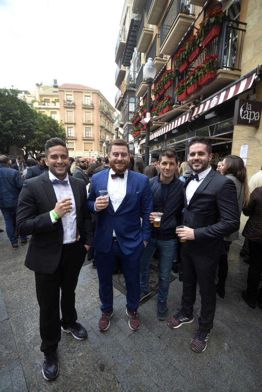 Zonas como la avenida Alfonso X, la plaza del Teatro Romea o Perez Casas se llenaron de jóvenes y no tan jóvenes que celebraron la 'tardevieja' antes de despedir el año