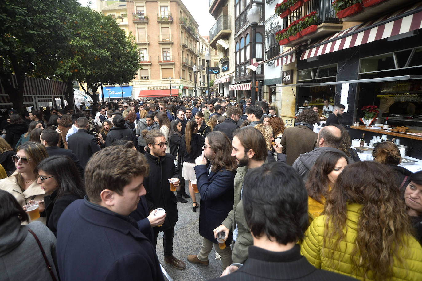 Zonas como la avenida Alfonso X, la plaza del Teatro Romea o Perez Casas se llenaron de jóvenes y no tan jóvenes que celebraron la 'tardevieja' antes de despedir el año