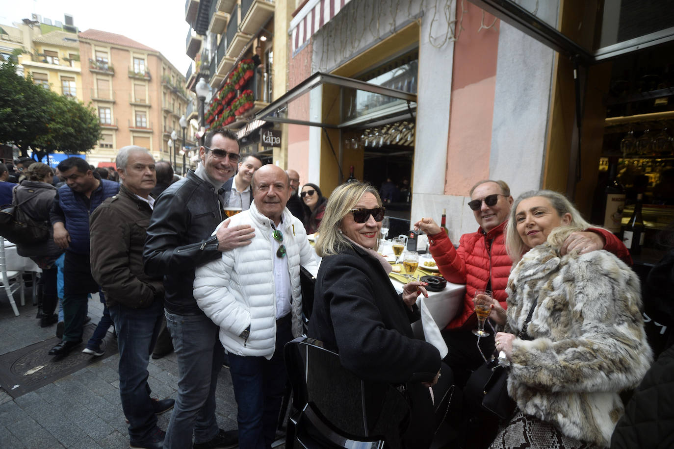 Zonas como la avenida Alfonso X, la plaza del Teatro Romea o Perez Casas se llenaron de jóvenes y no tan jóvenes que celebraron la 'tardevieja' antes de despedir el año