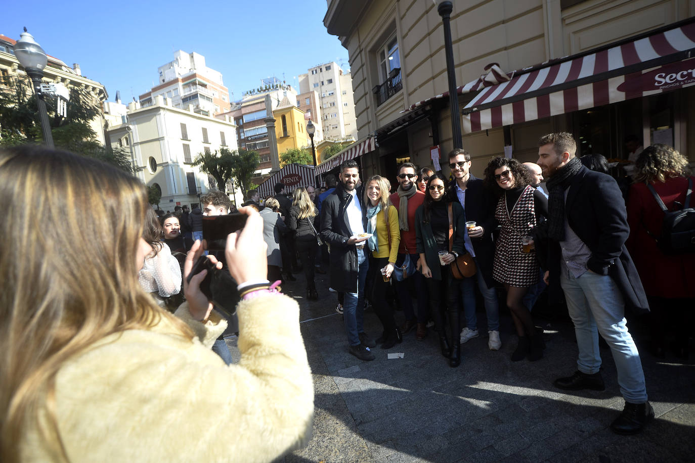 Zonas como la avenida Alfonso X, la plaza del Teatro Romea o Perez Casas se llenaron de jóvenes y no tan jóvenes que celebraron la 'tardevieja' antes de despedir el año