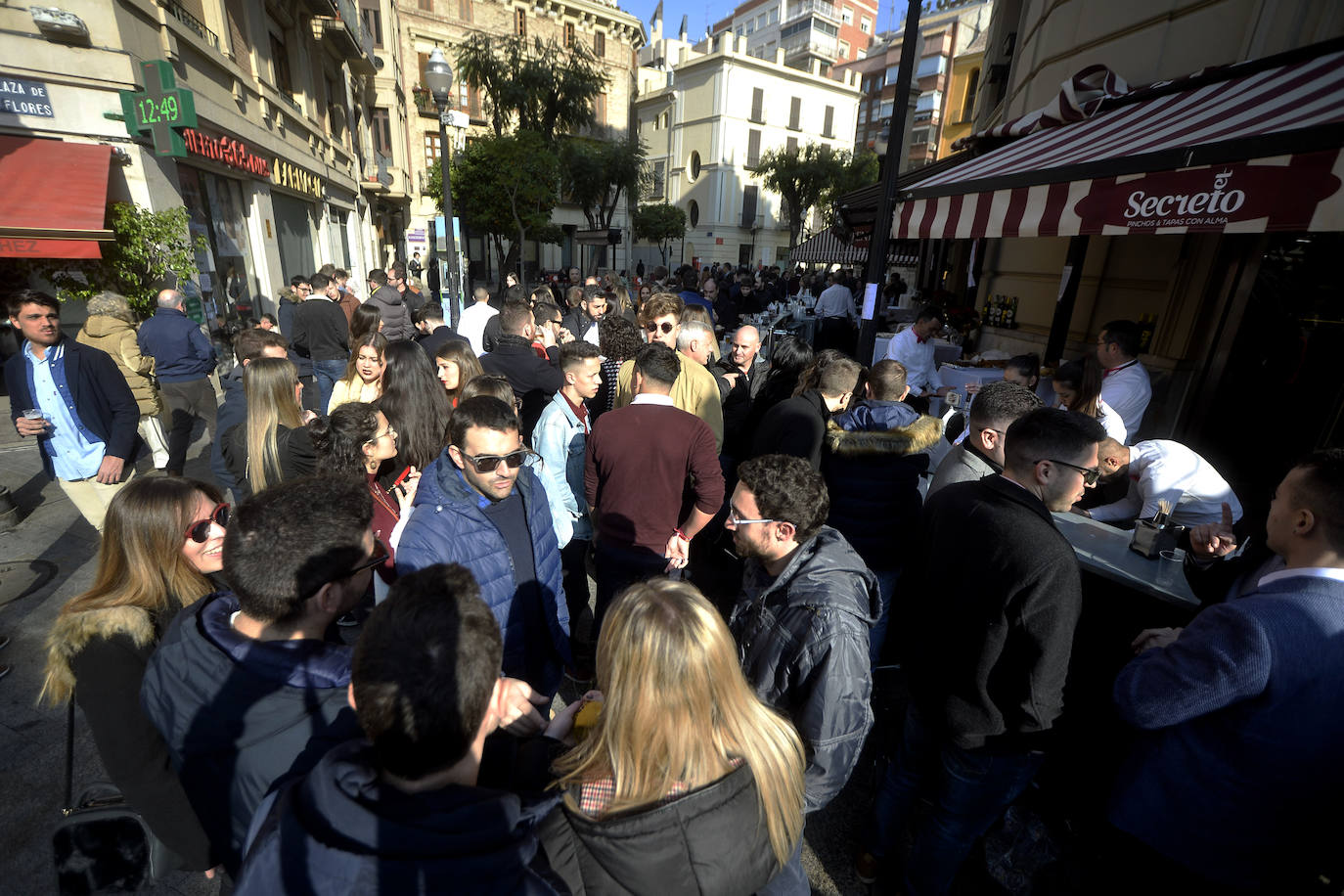 Zonas como la avenida Alfonso X, la plaza del Teatro Romea o Perez Casas se llenaron de jóvenes y no tan jóvenes que celebraron la 'tardevieja' antes de despedir el año