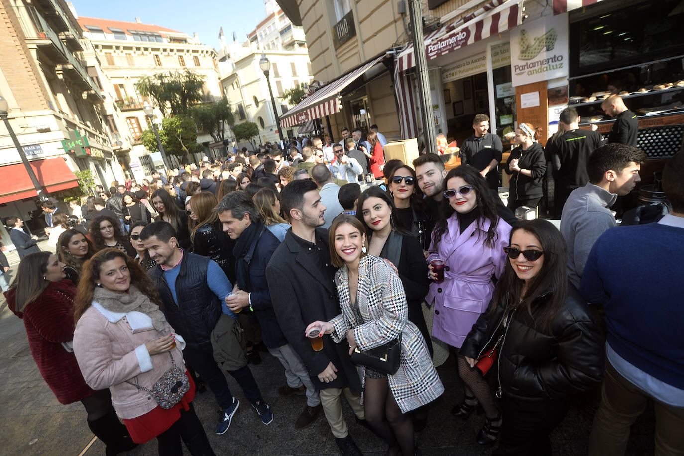 Zonas como la avenida Alfonso X, la plaza del Teatro Romea o Perez Casas se llenaron de jóvenes y no tan jóvenes que celebraron la 'tardevieja' antes de despedir el año