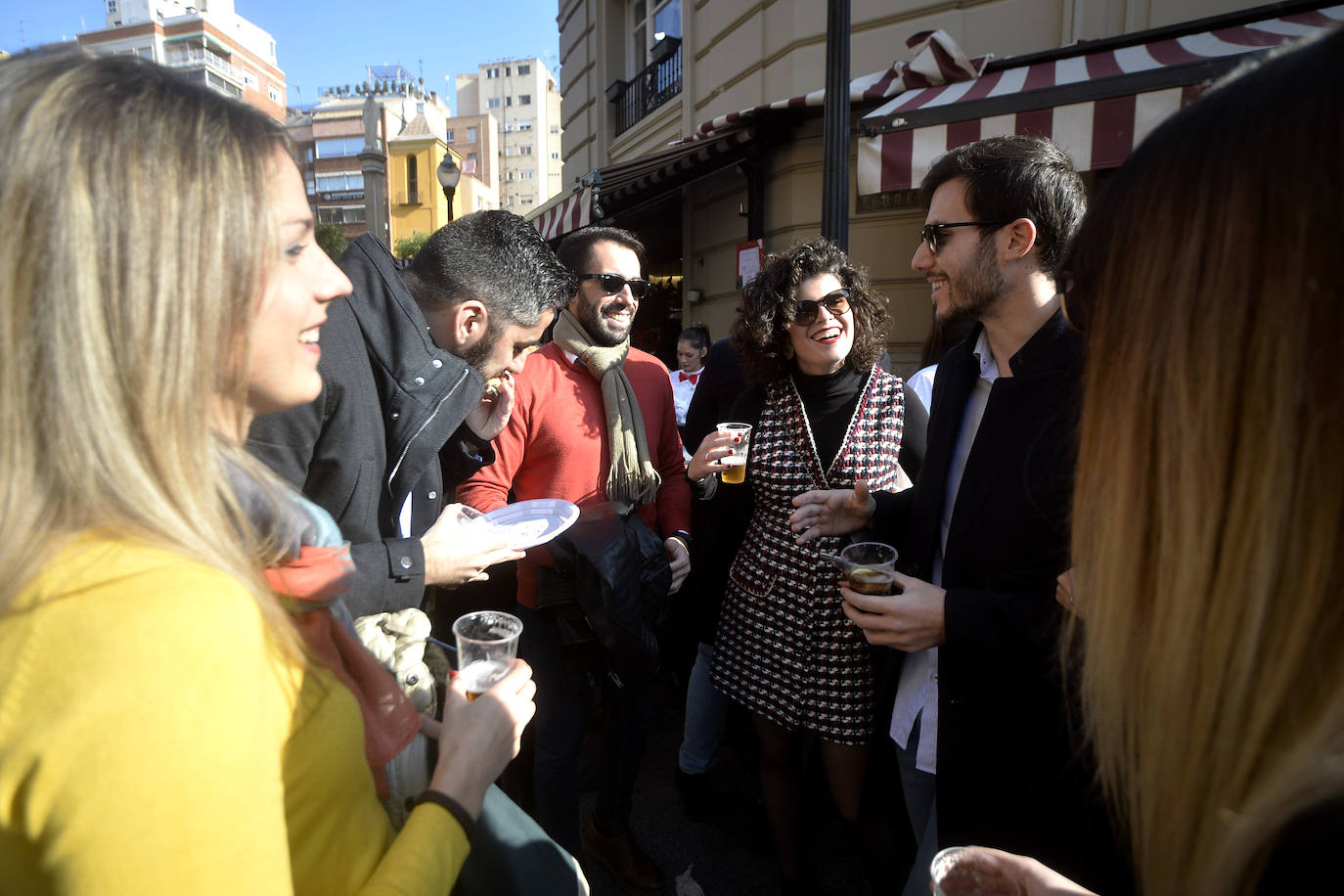 Zonas como la avenida Alfonso X, la plaza del Teatro Romea o Perez Casas se llenaron de jóvenes y no tan jóvenes que celebraron la 'tardevieja' antes de despedir el año