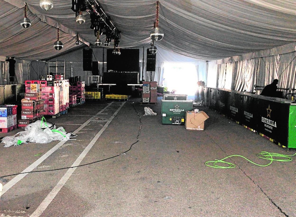 Preparativos de la carpa instalada junto a la piscina cubierta.