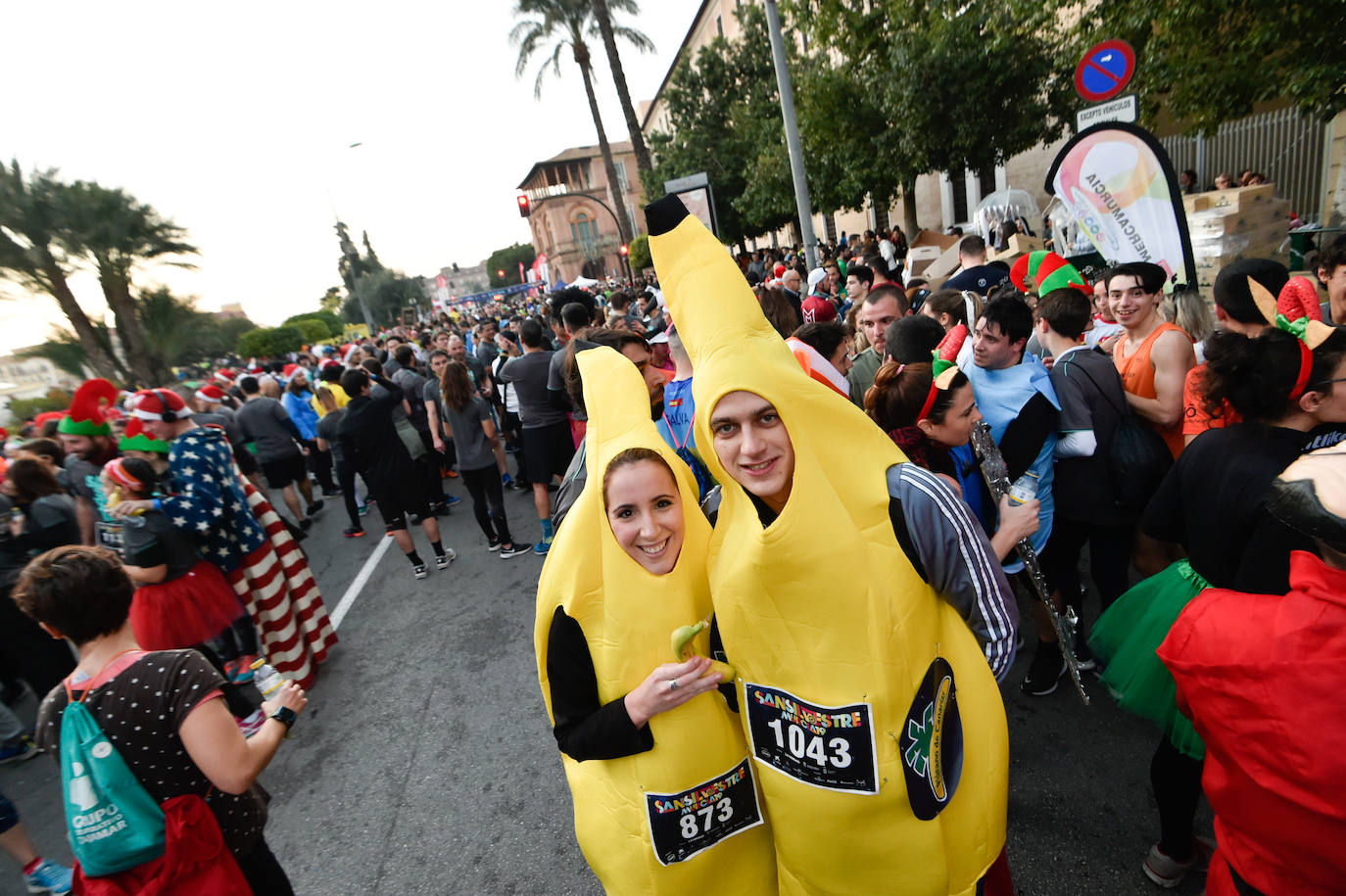 Los corredores optaron una edición más por vestir todo tipo de trajes durante la prueba