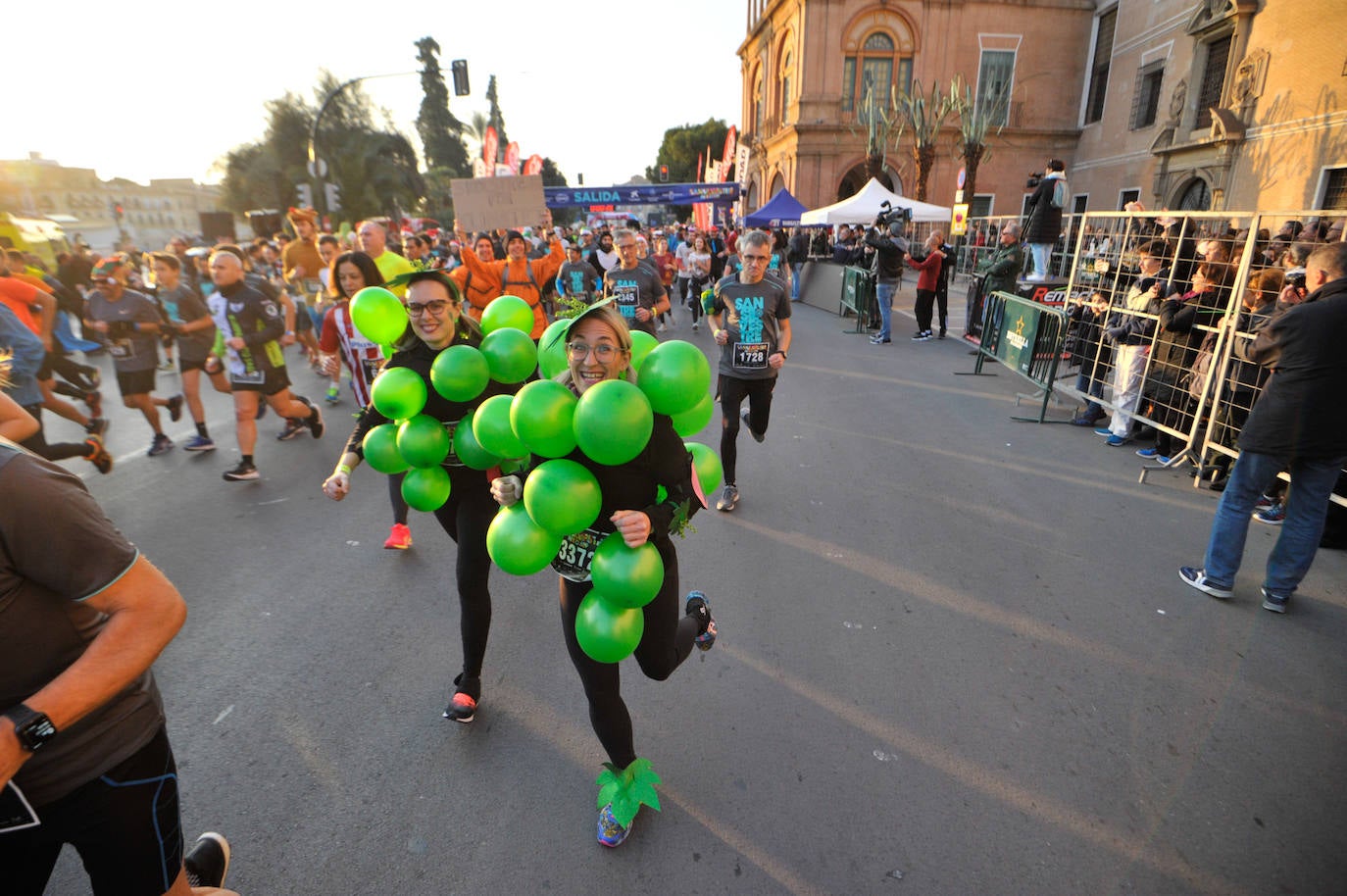 Los corredores optaron una edición más por vestir todo tipo de trajes durante la prueba