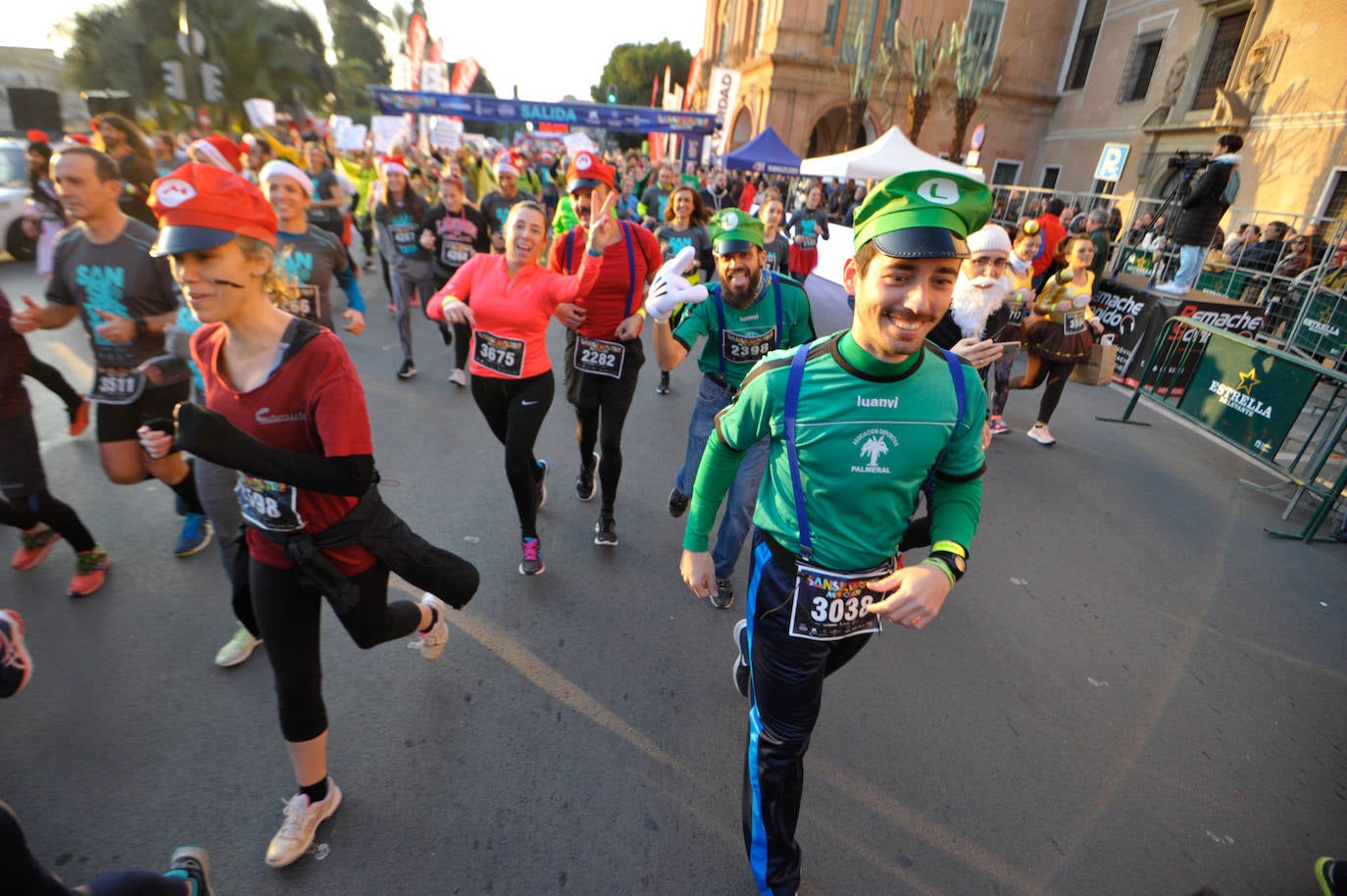 Los corredores optaron una edición más por vestir todo tipo de trajes durante la prueba