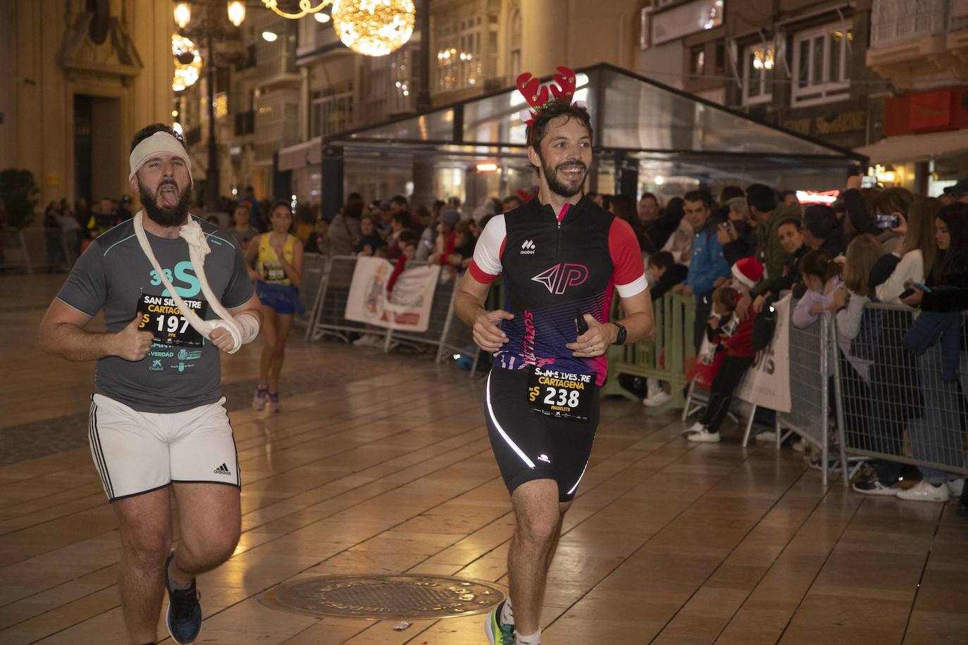 Miles de corredores participan en la última carrera del año. 