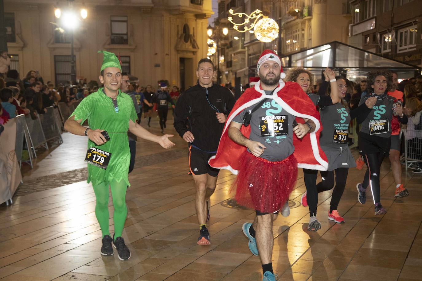 Miles de corredores participan en la última carrera del año. 