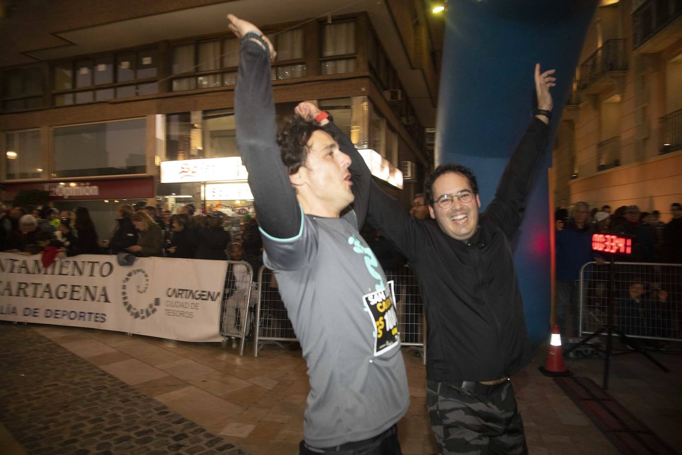 Miles de corredores participan en la última carrera del año. 