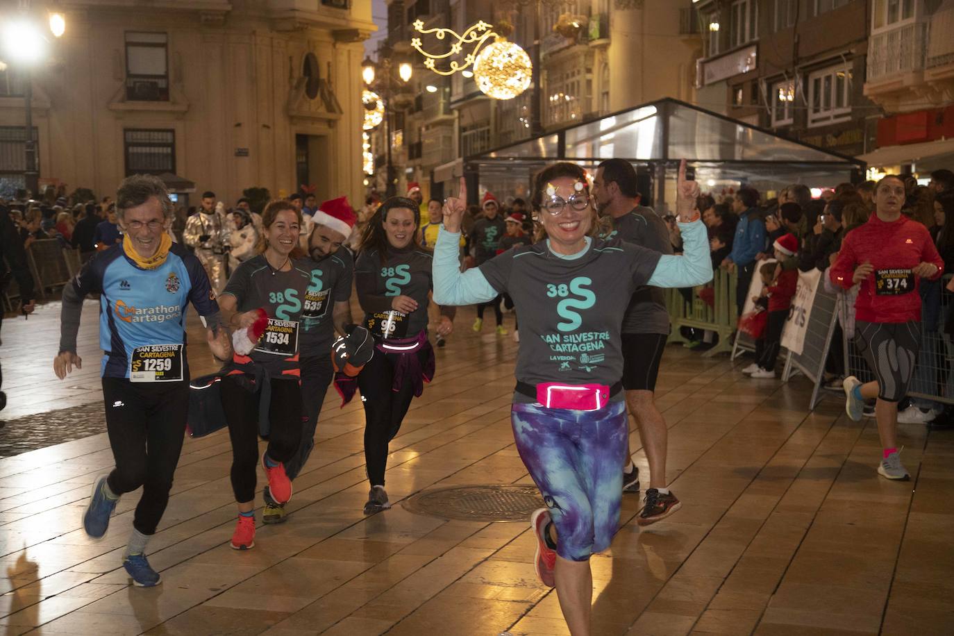 Miles de corredores participan en la última carrera del año. 