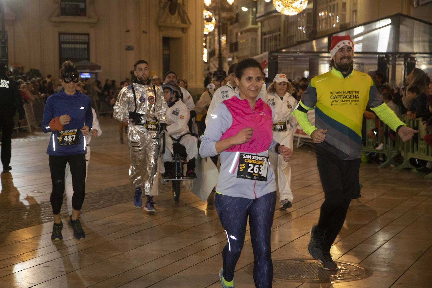 Miles de corredores participan en la última carrera del año. 