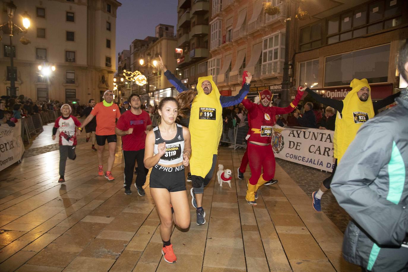 Miles de corredores participan en la última carrera del año. 