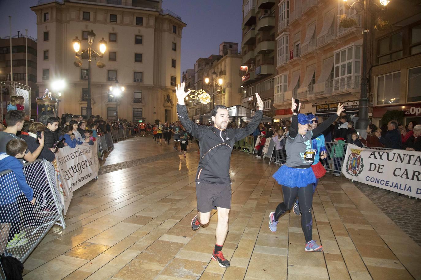 Miles de corredores participan en la última carrera del año. 