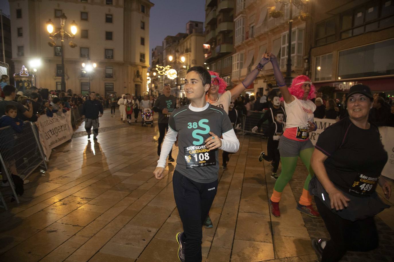 Miles de corredores participan en la última carrera del año. 