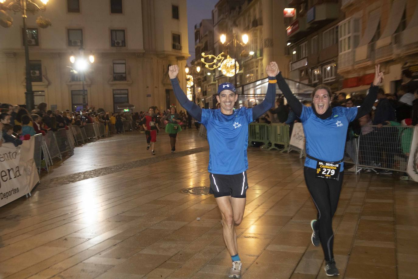 Miles de corredores participan en la última carrera del año. 