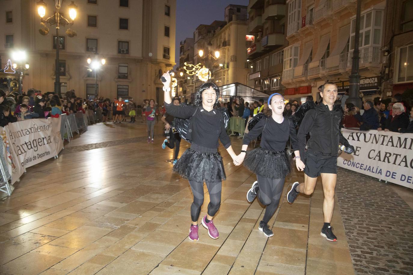 Miles de corredores participan en la última carrera del año. 