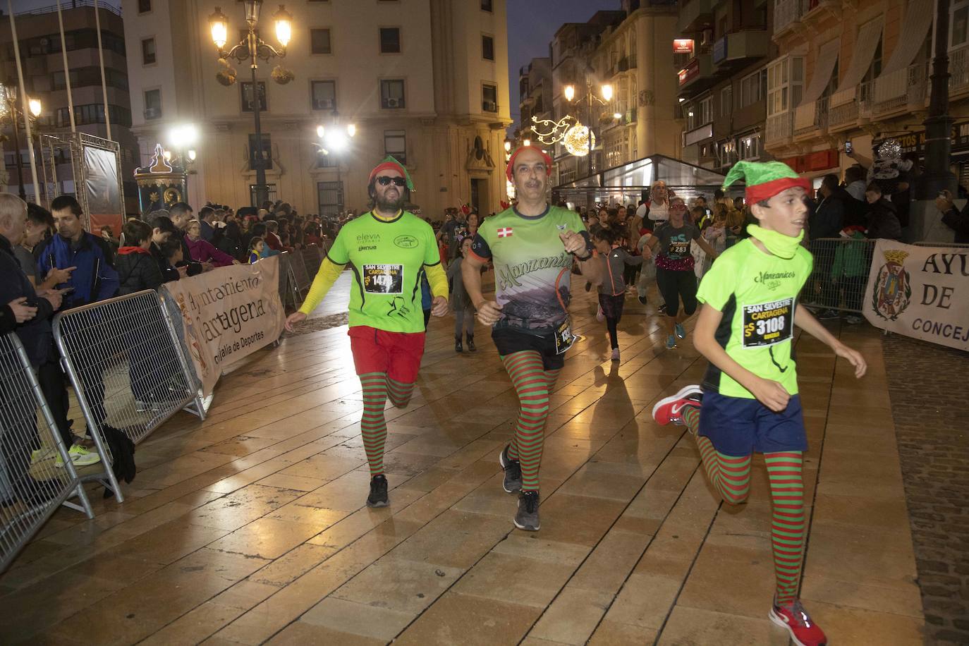 Miles de corredores participan en la última carrera del año. 