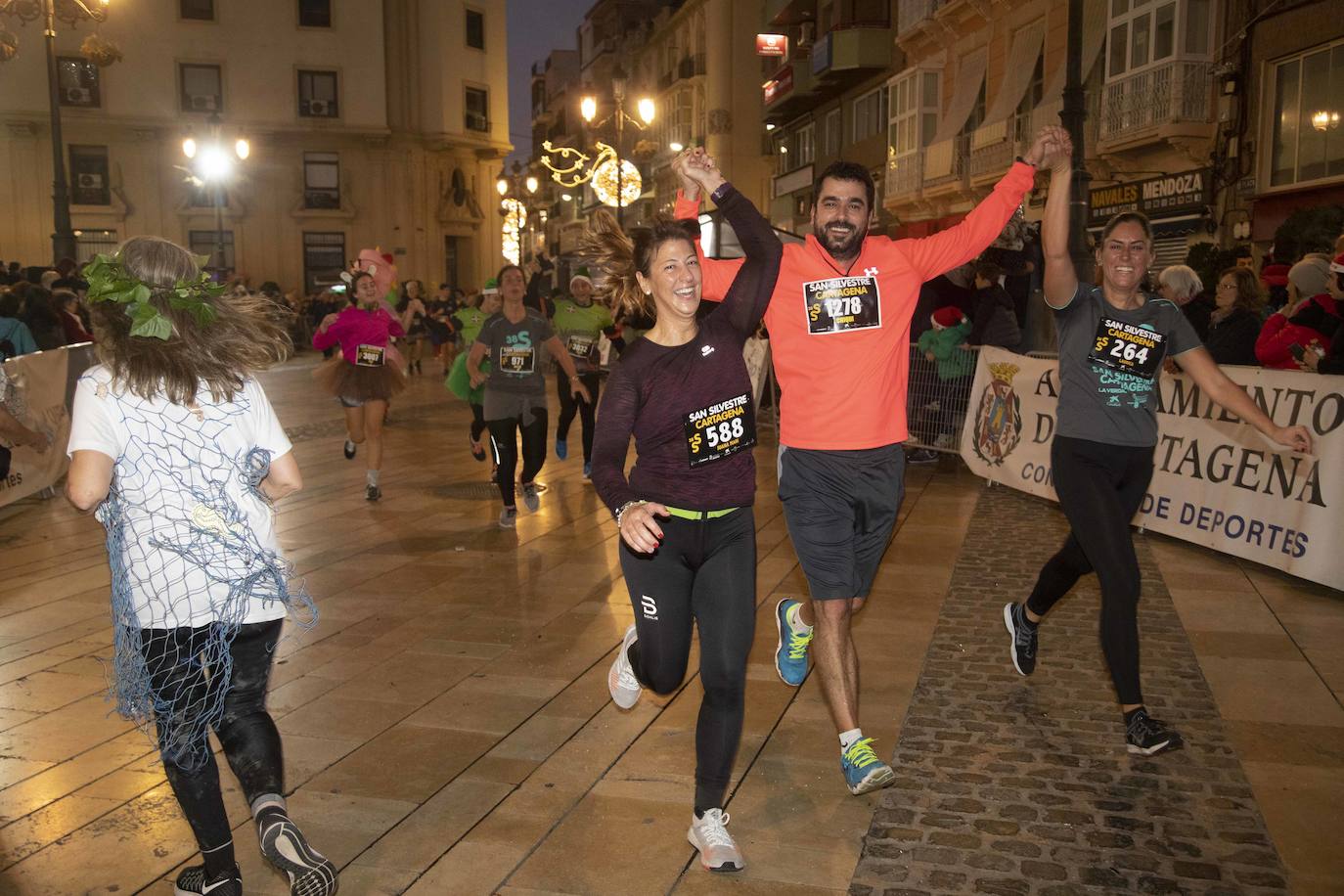 Miles de corredores participan en la última carrera del año. 