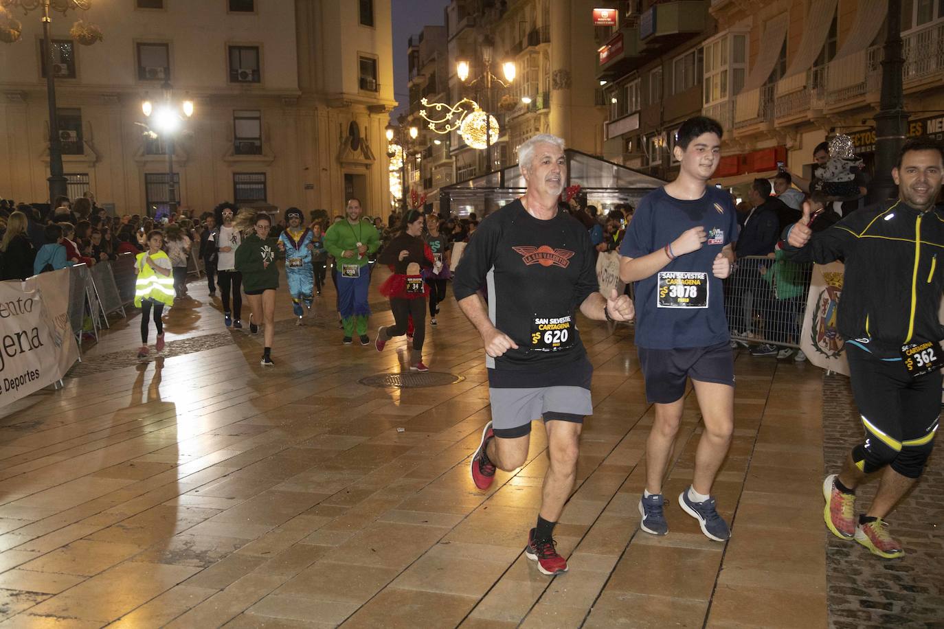 Miles de corredores participan en la última carrera del año. 