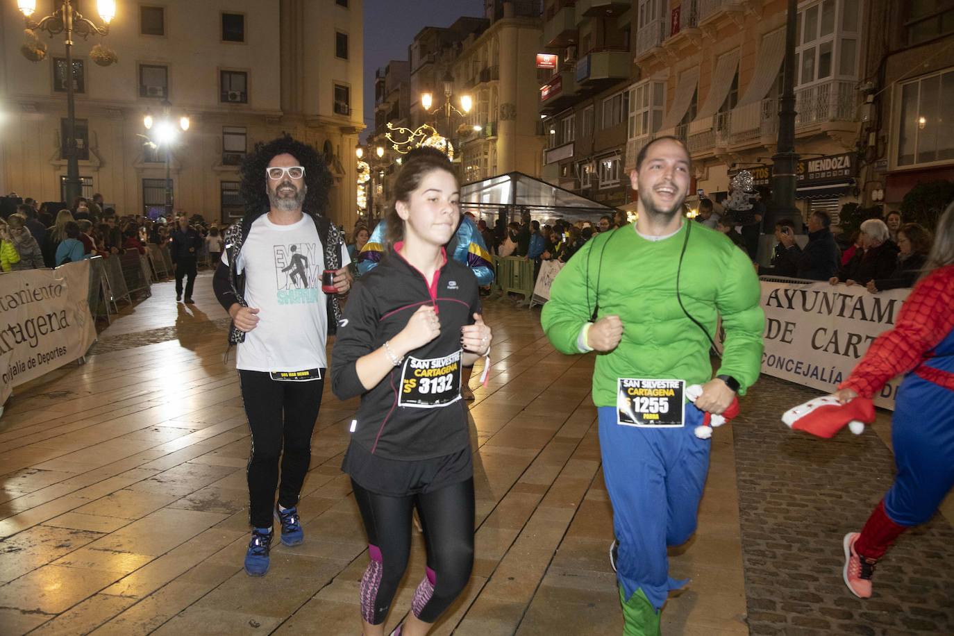 Miles de corredores participan en la última carrera del año. 