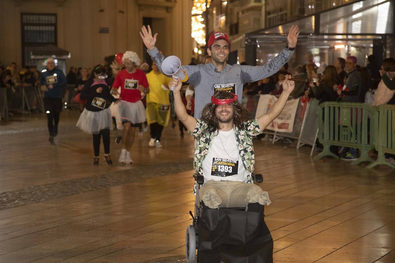 Miles de corredores participan en la última carrera del año. 