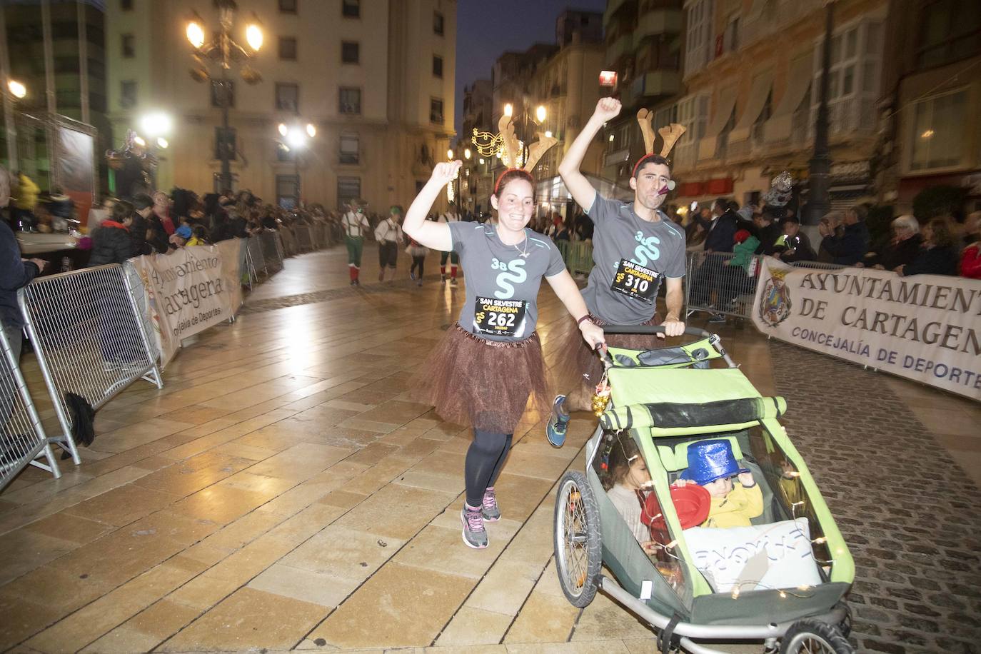 Miles de corredores participan en la última carrera del año. 