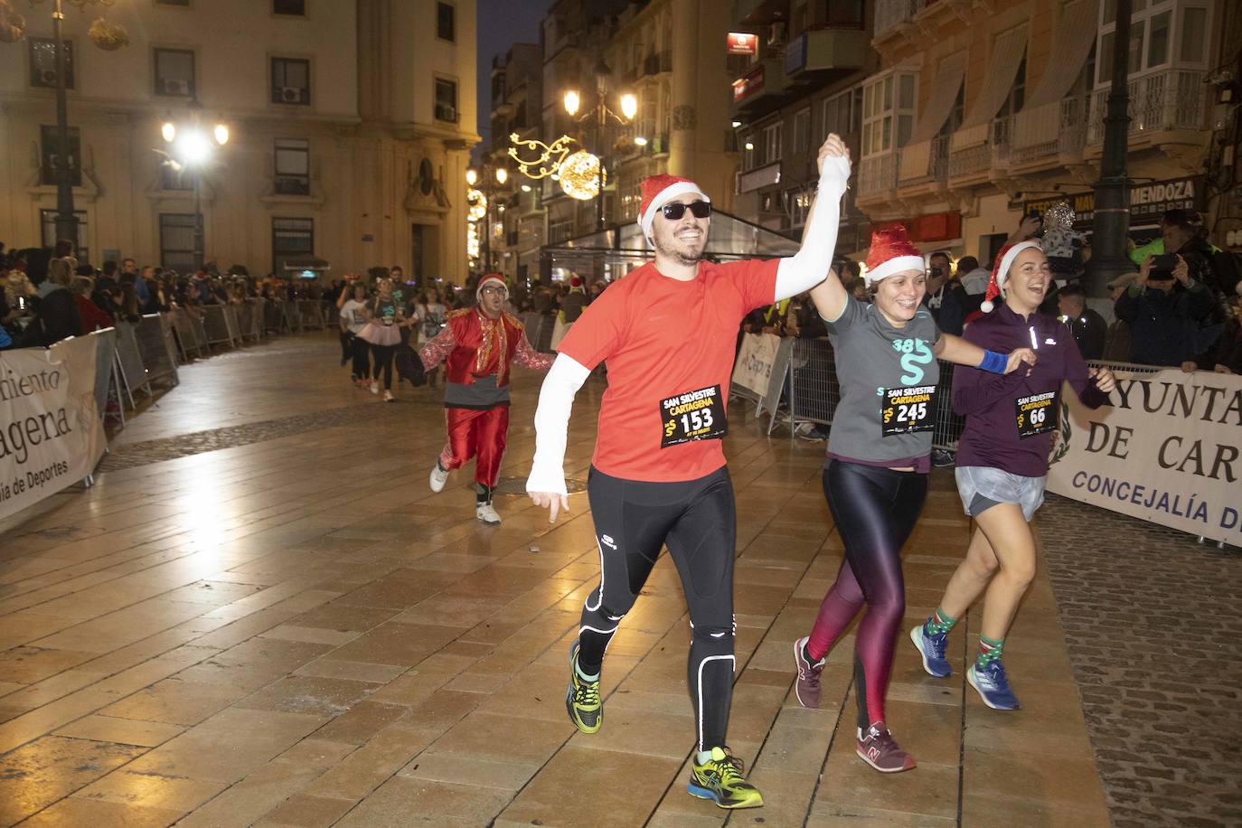 Miles de corredores participan en la última carrera del año. 