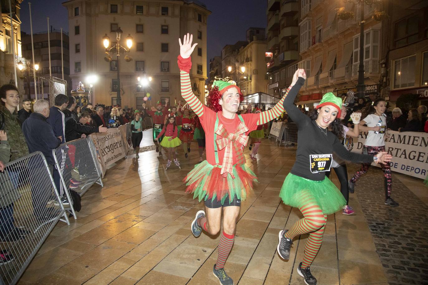 Miles de corredores participan en la última carrera del año. 