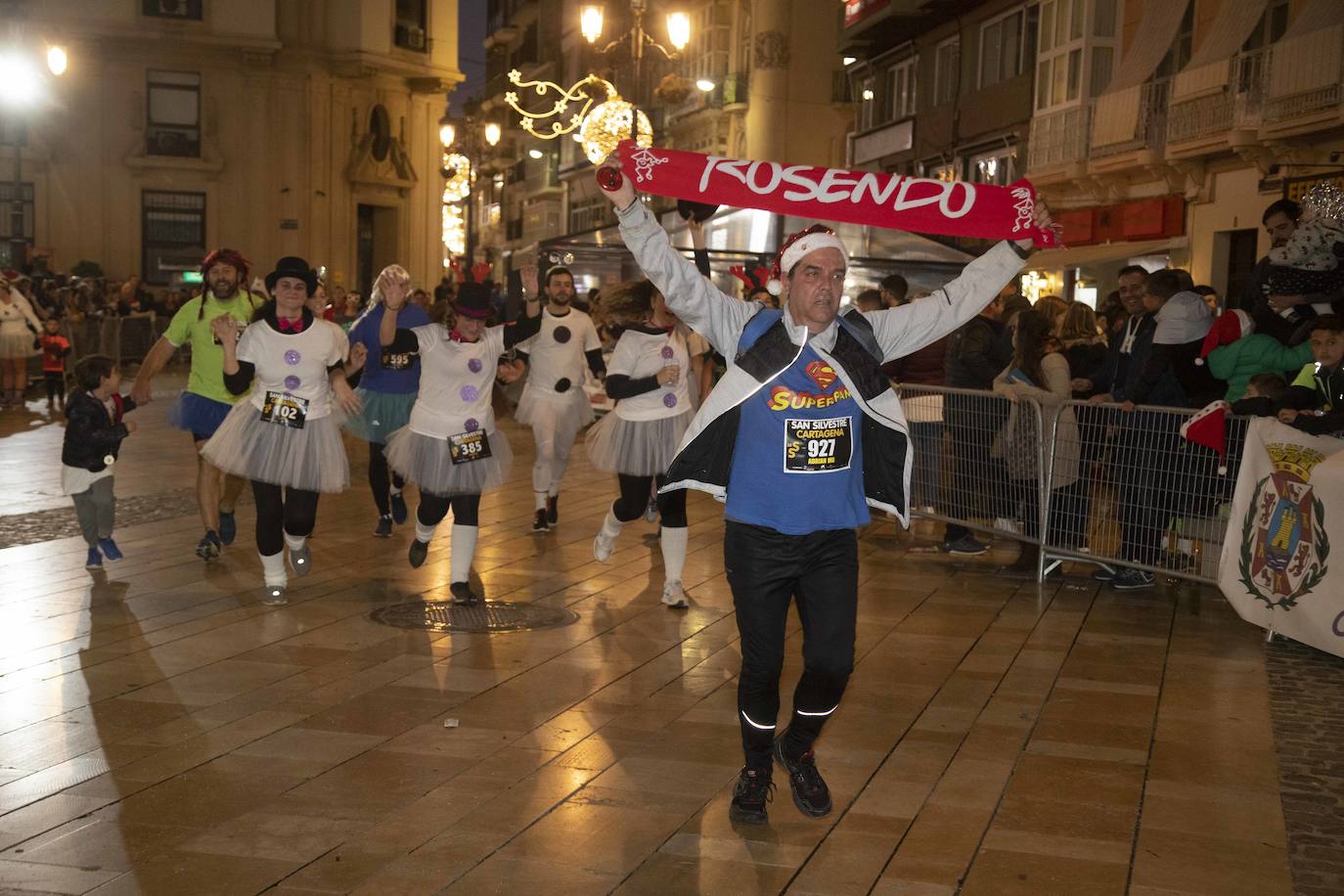 Miles de corredores participan en la última carrera del año. 