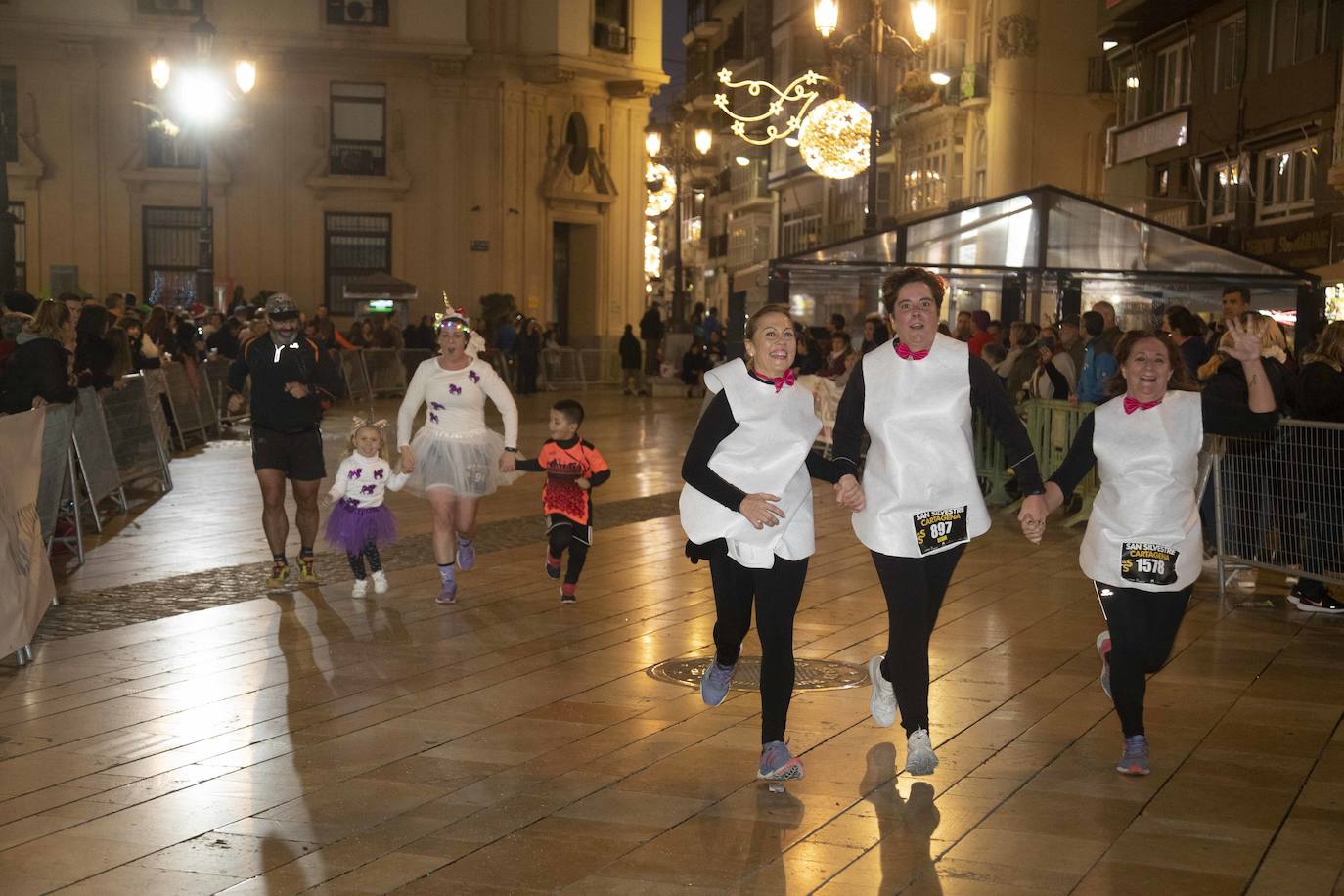 Miles de corredores participan en la última carrera del año. 