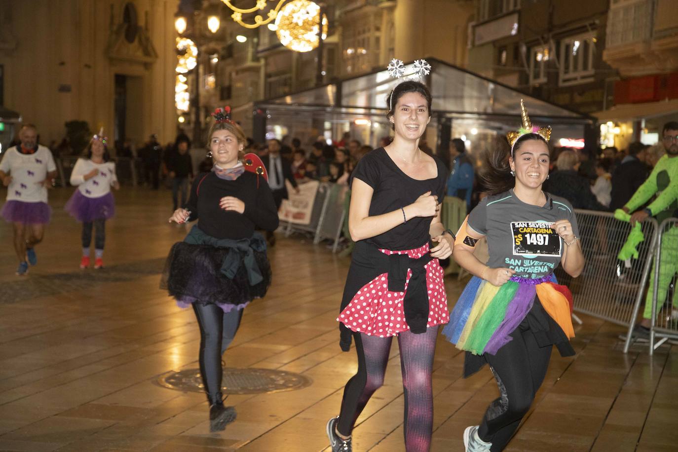 Miles de corredores participan en la última carrera del año. 