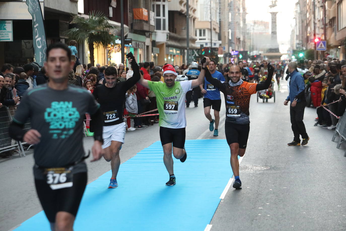 Más de 1.000 personas se unieron a la última carrera del año. 