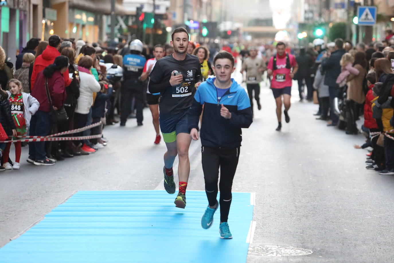 Más de 1.000 personas se unieron a la última carrera del año. 