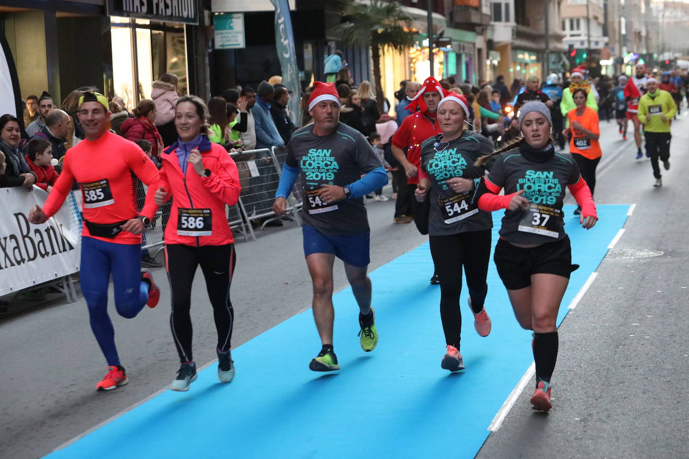 Más de 1.000 personas se unieron a la última carrera del año. 