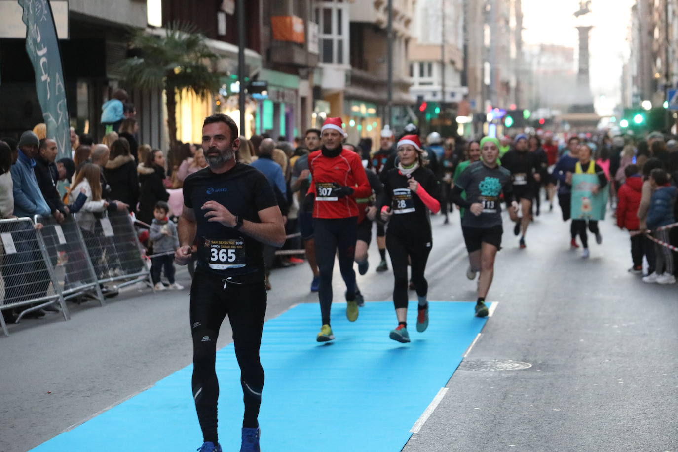 Más de 1.000 personas se unieron a la última carrera del año. 