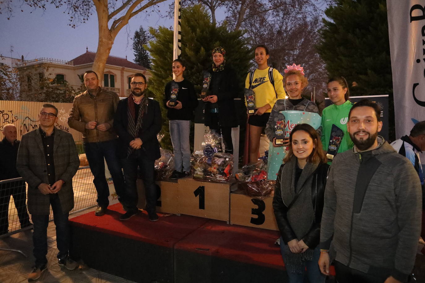 Más de 1.000 personas se unieron a la última carrera del año. 