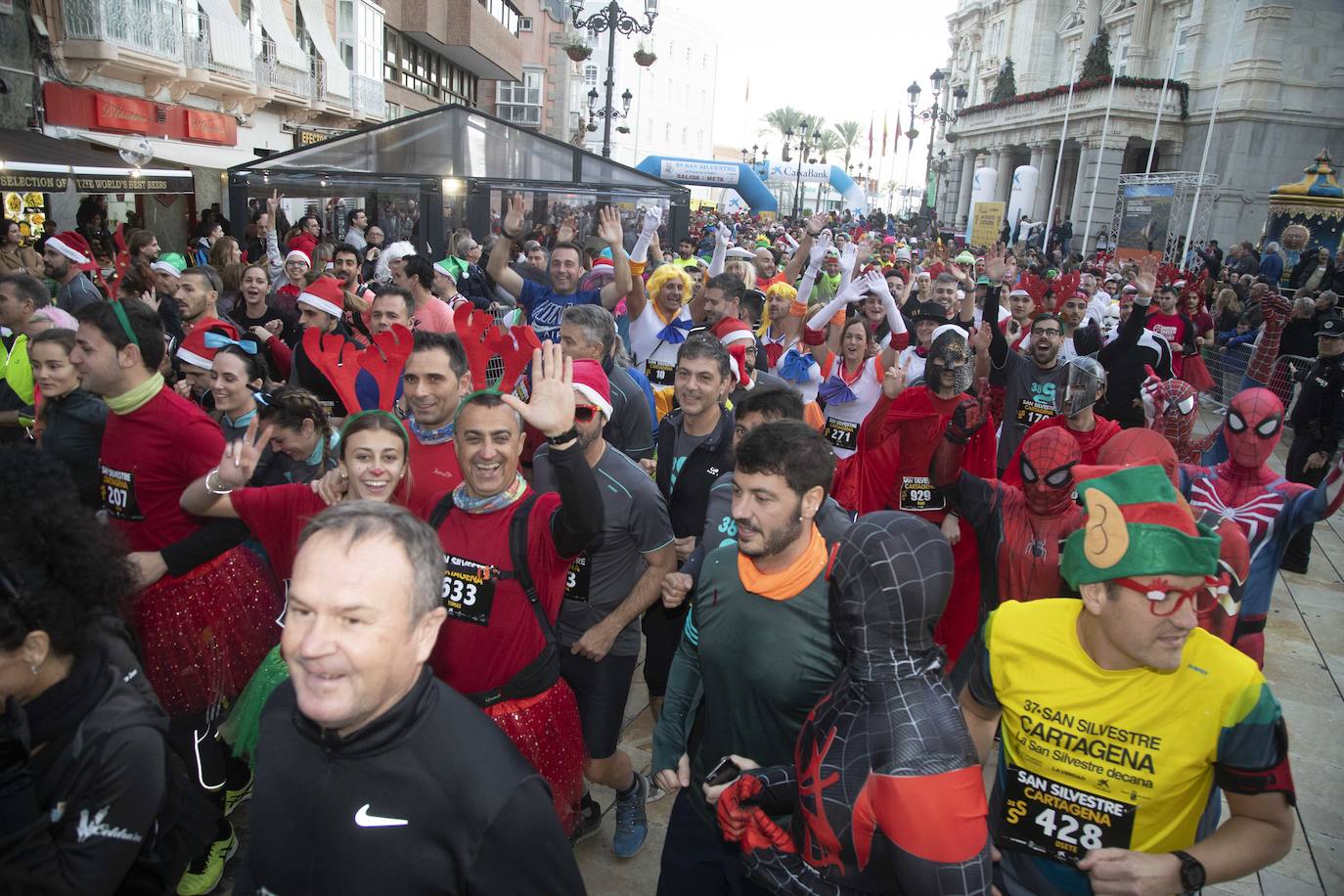 Como suele ser habitual en cada edición, muchos participantes aprovecharon la ocasión para lucir disfraces llamativos.