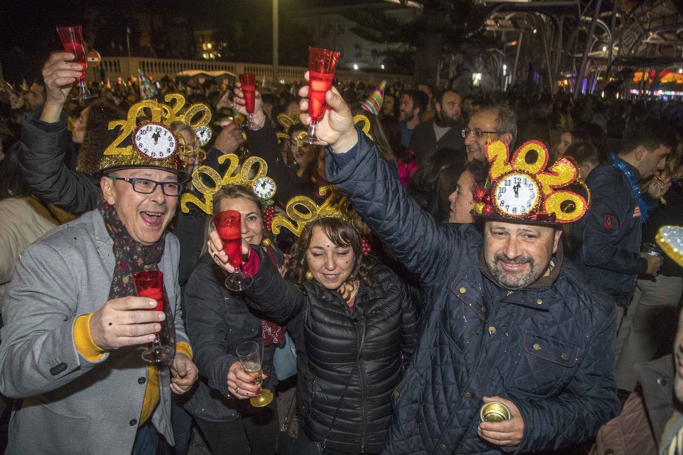 Los cartageneros recibieron al 2020 con sus mejores galas y muchas ganas de diversión.