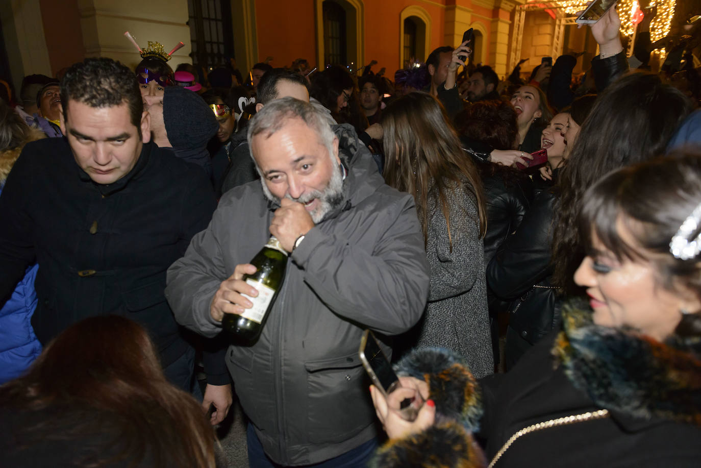 Las doce campanadas sonaron en la Glorieta de España para recibir con una fiesta al 2020.