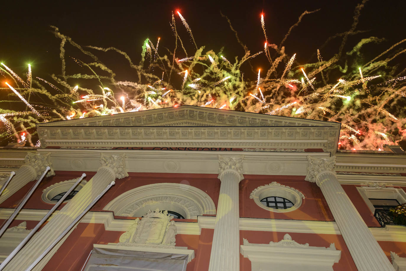 Las doce campanadas sonaron en la Glorieta de España para recibir con una fiesta al 2020.