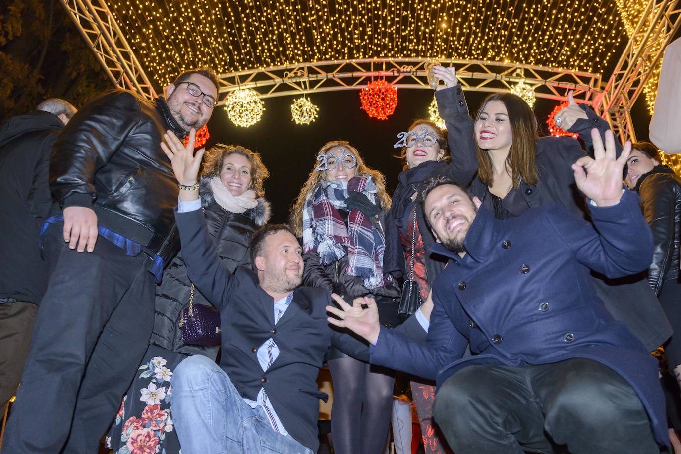 Las doce campanadas sonaron en la Glorieta de España para recibir con una fiesta al 2020.