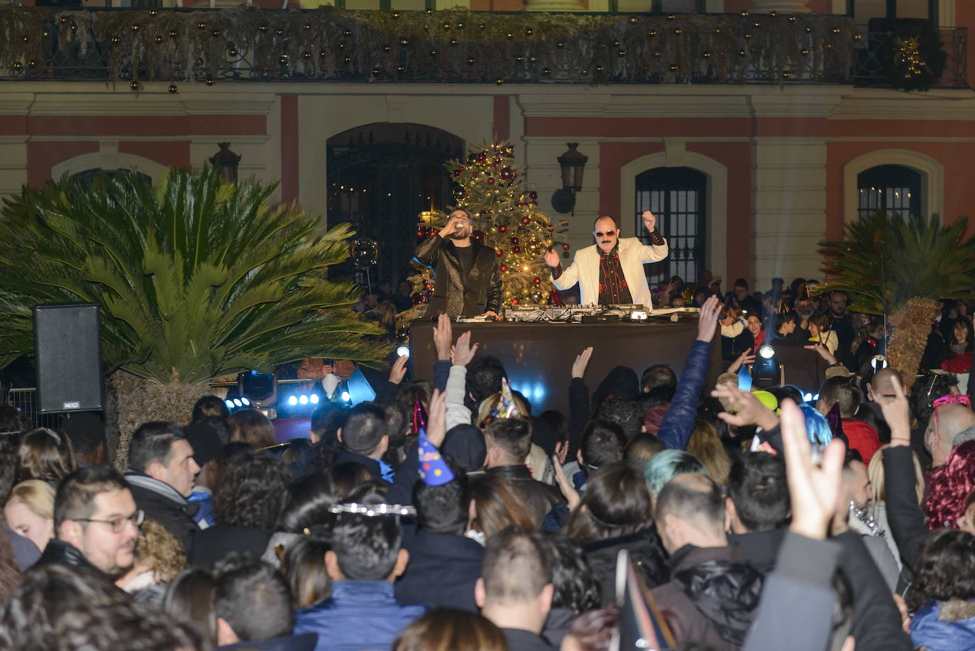 Las doce campanadas sonaron en la Glorieta de España para recibir con una fiesta al 2020.