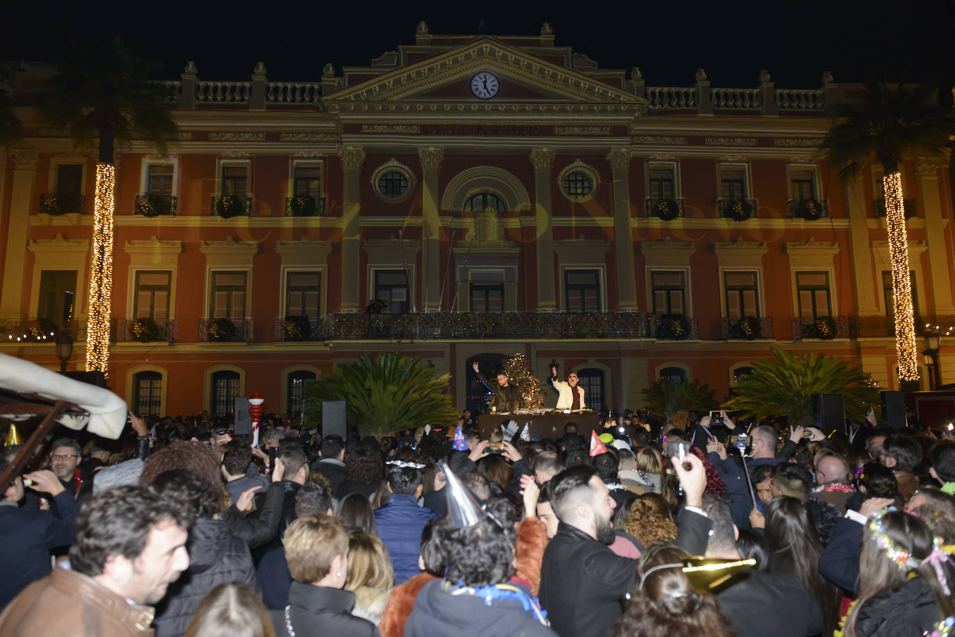 Las doce campanadas sonaron en la Glorieta de España para recibir con una fiesta al 2020.