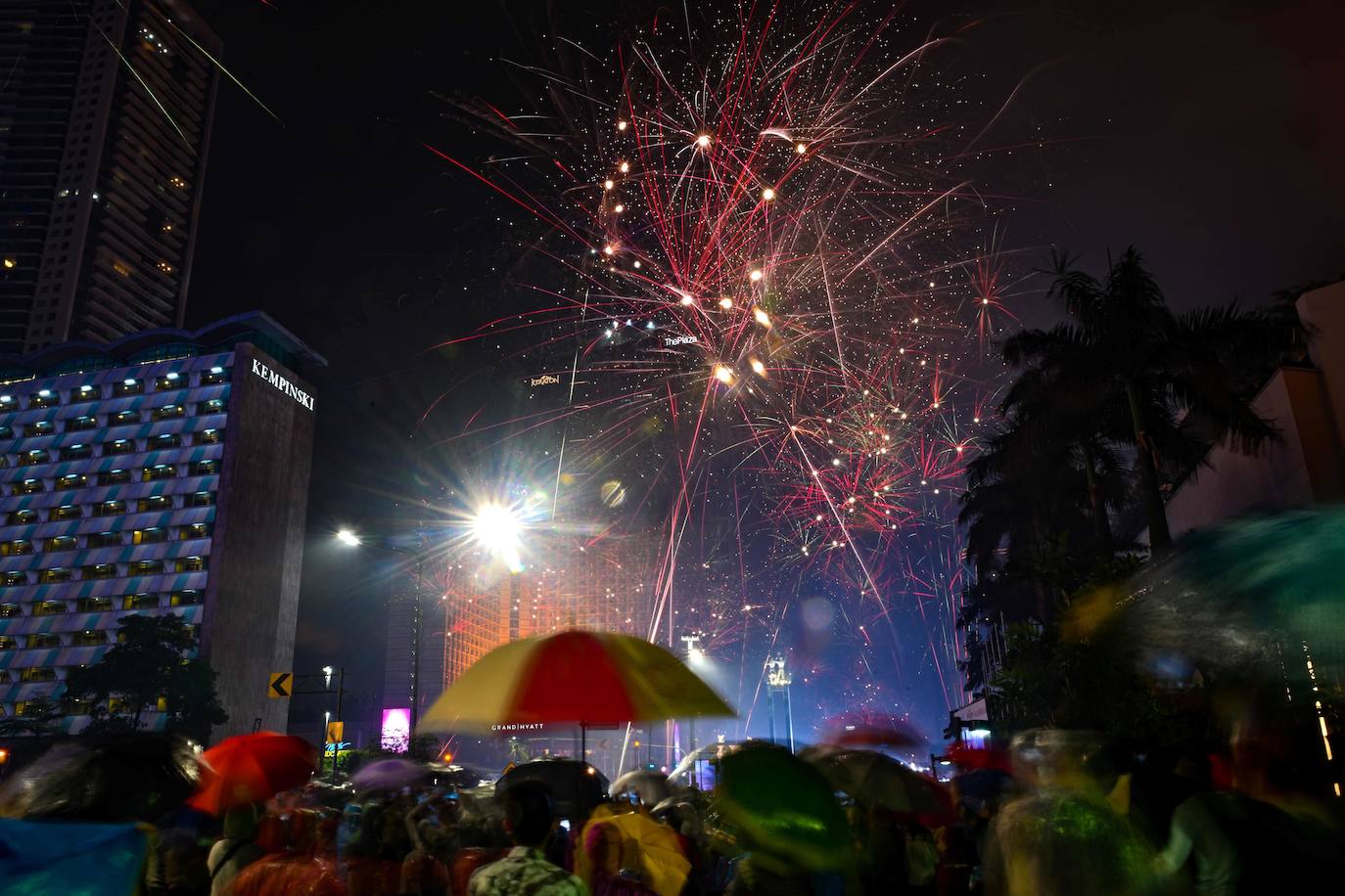 Fuegos artificiales en el Hotel Indonesia de Yakarta para recibir al 2020.