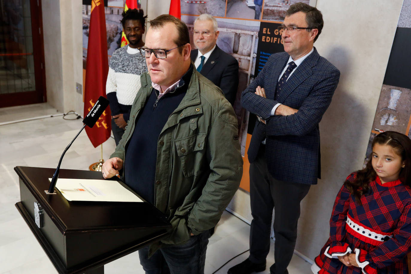 El presidente del Cabildo de Cofradías, José Ignacio Sánchez Ballesta, el chef Pablo González, y el cantante Vince serán los protagonistas de la cabalgata