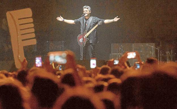 Imagen principal - 1. Alejandro Sanz, sobre el escenario, en una de sus últimas visitas a Murcia. | 2. Luisa Sobral, en Cartagena, el pasado verano. | 3. El cantante puertorriqueño Marc Anthony.