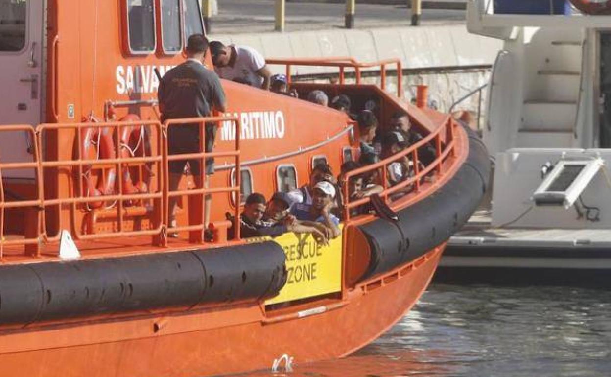 Inmigrantes llegados en patera a la costa de Cartagena, en una imagen de archivo.