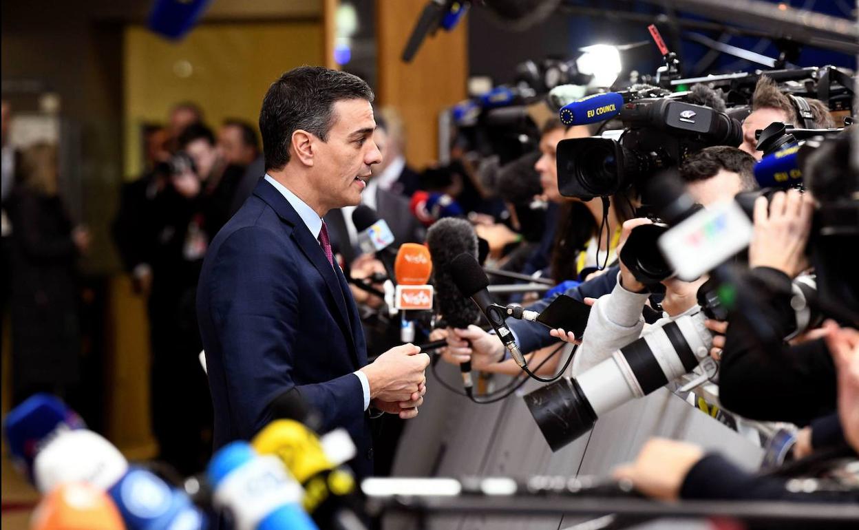 El presidente del Gobierno en funciones, Pedro Sánchez, atiende a los medios de comunicación antes del último Consejo Europeo del año en Bruselas.