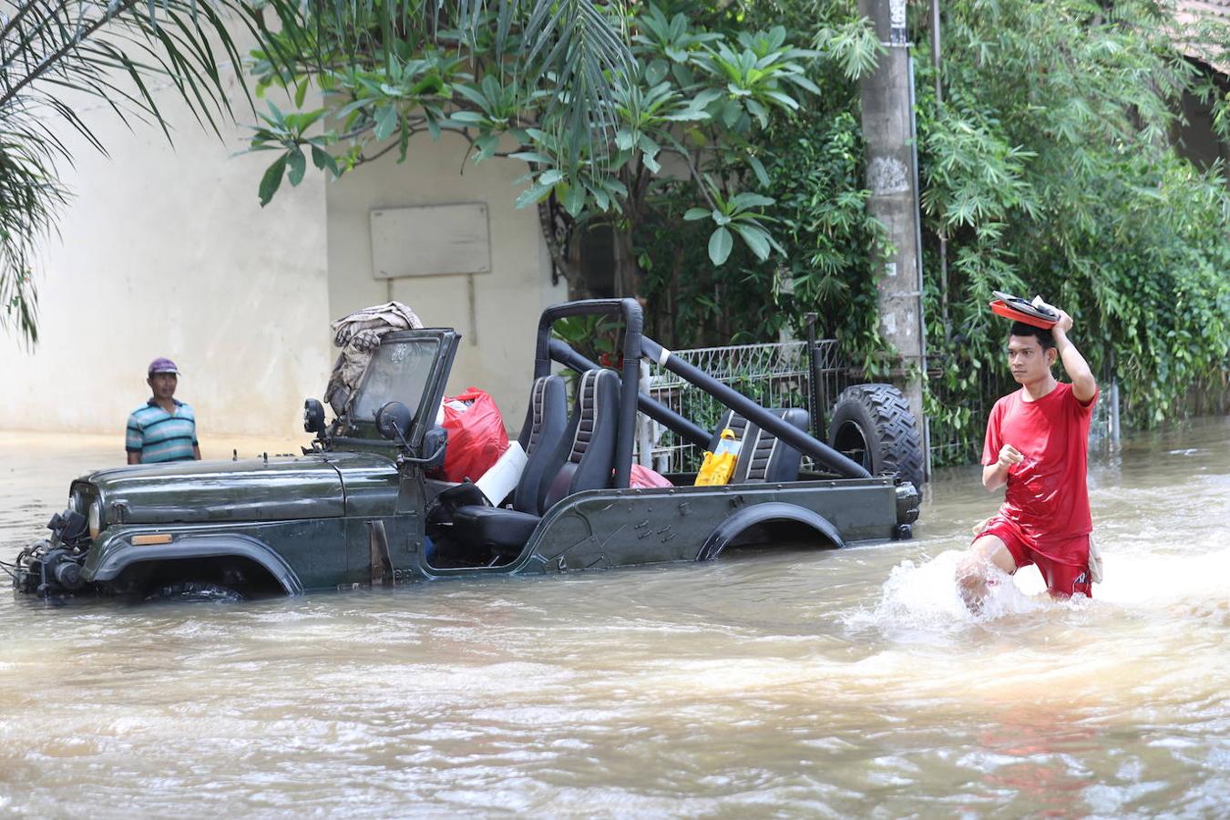 Un coche es arrastrado por el agua de las innundaciones de Yakarta, Indonesia.
